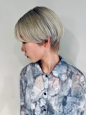 ホワイトブロンド×ショートスタイル