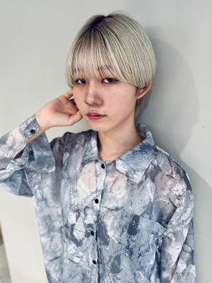 ホワイトブロンド×ショートスタイル