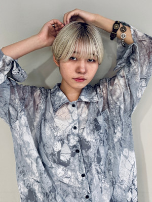 ホワイトブロンド×ショートスタイル