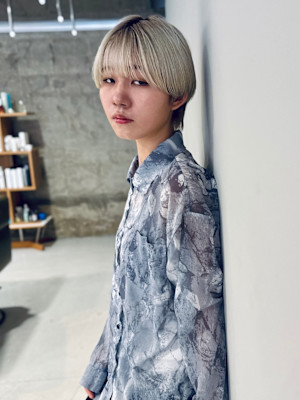 ホワイトブロンド×ショートスタイル