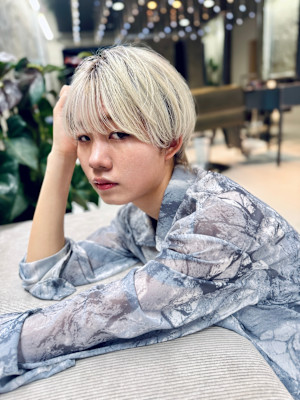 ホワイトブロンド×ショートスタイル