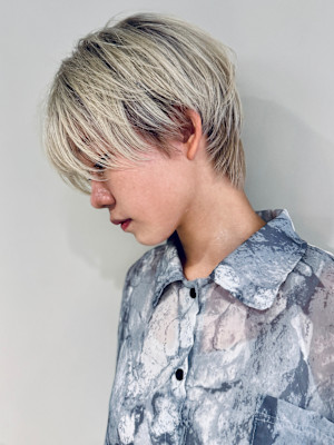 ホワイトブロンド×ショートスタイル