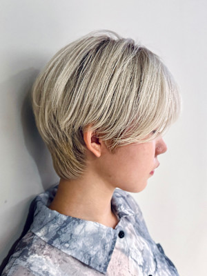 ホワイトブロンド×ショートスタイル