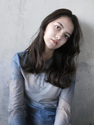 センターパート×ユルフワパーマ×ナチュラルベージュ