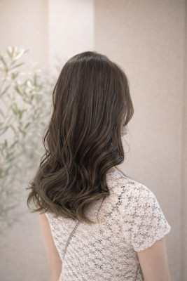 透明感オリーブ×極細ハイライトミディ