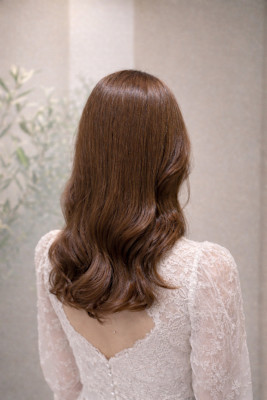 上品ツヤブラウン×ゆる巻きミディ