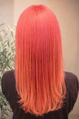 ダブルカラーのビビットピンクカラー　ブリーチ×カラーバター