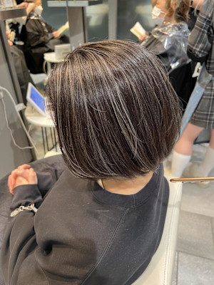 【脱白髪染め】白髪ぼかしハイライト叶える大人女子透明感カラー