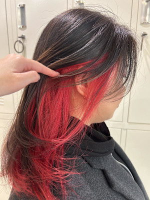 さりげなく個性を出すなら「レッドのインナーカラー」