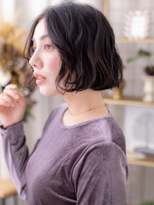 かきあげバングくせ毛風ラフウェーブ黒髪ボブ　ダークグレー