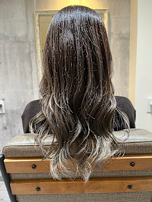 バレイヤージュカラーの立体感とワンカールが満点