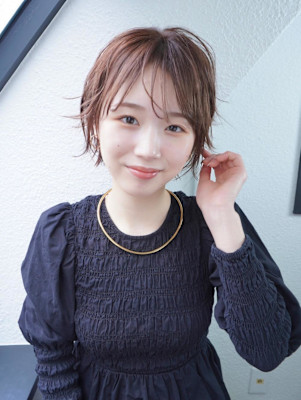 前髪あり耳掛けのショートヘア外ハネ