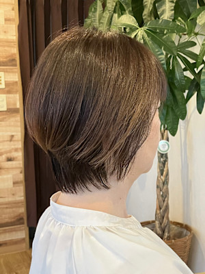 ショートボブ。えりあしに若干の生えグセがある方にもオススメ。