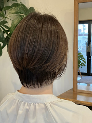 ショートボブ。えりあしに若干の生えグセがある方にもオススメ。