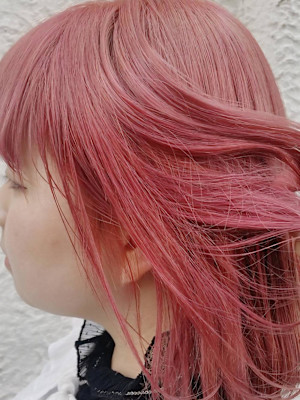 淡いペールピンクで魅せる大人の切りっぱなしボブ