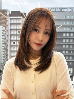 ミディアムレイヤーカット/インナーカラー/イヤリングカラー