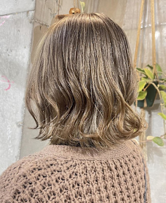 ブリーチ　透明感グレージュボブ