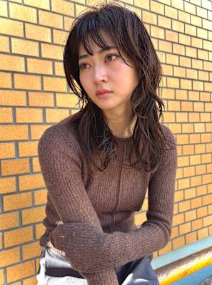 顔まわりレイヤー　ウェーブスタイル　レッドブラウン