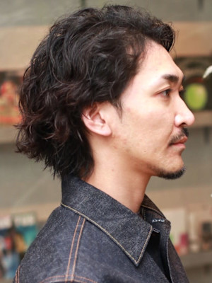 ニュアンスパーマ オールバック ミディアム 黒髪 ウルフ