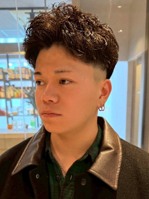 ツイストスパイラルパーマ アップバング スキンフェード