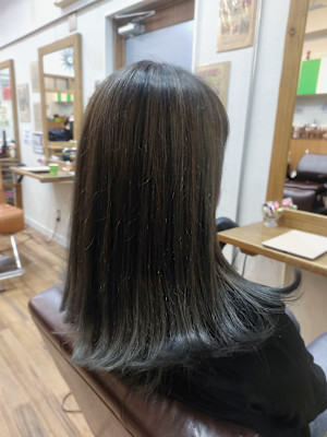 ナチュラルグレーの白髪を楽しむカラー