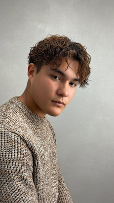 横浜桜木町メンズ・強めツイストスパイラル×センターパート