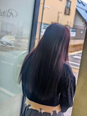 深みと艶をまとう、大人のスピネルピンクレッド。