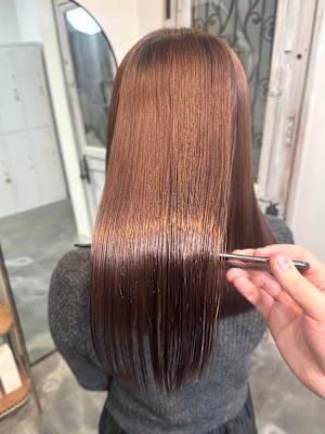 大人女性のための自然な髪質改善縮毛矯正