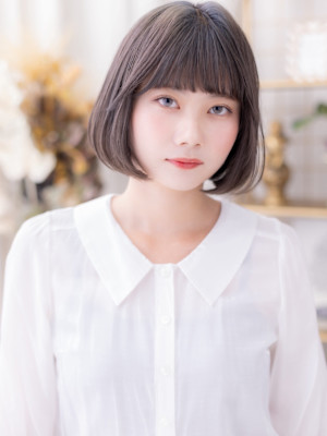 ぱっつん前髪グレーアッシュワンカールボブ　スモーキーカラー