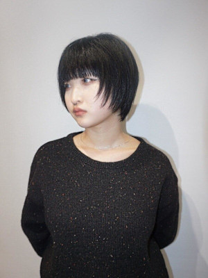 黒髪ショートでモードな印象に 軽い質感で顔まわりに