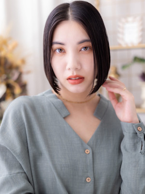 黒髪艶カラーシンメトリー切りっぱなしボブ　ダークシルバー