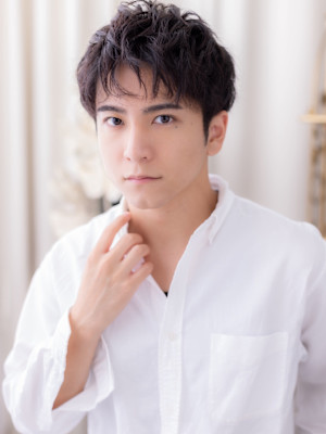 黒髪ルーズパーマ爽やかアクティブショート　ルーズショート