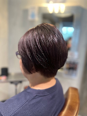 丸みのあるシルエットが特徴のショートボブスタイル