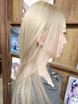 透明感のあるシャンパンベージュに顔周りレイヤーで自然な動きを