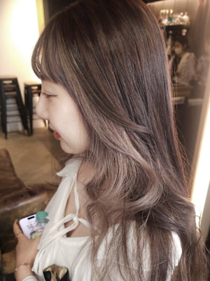 顔周りベージュで抜け感プラス