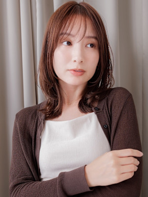 スモーキーブラウンくびれヘアミディアムレイヤー30代40代