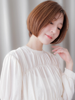 ミルクティーブロンド大人美人かきあげショートボブ30代40代