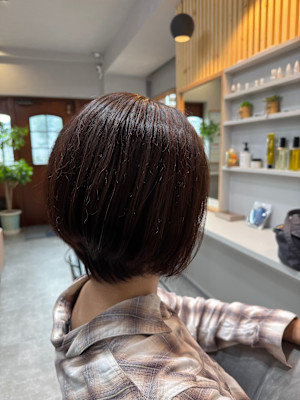 丸みシルエットの艶ショートボブ