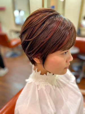 さし色ミディアムライトショートスタイル