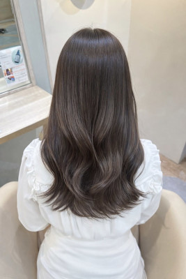 透明感グレージュの韓国くびれロング