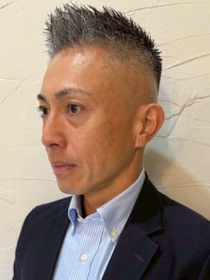 スキンフェード アップバング ビジネスヘア メンズショート