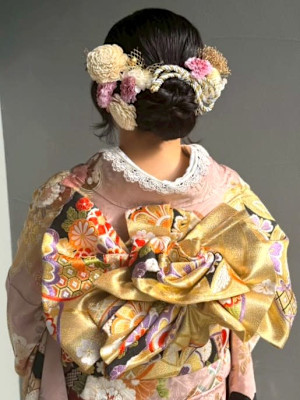 低めお団子 アップスタイル 着物 成人式 和装ヘア お花