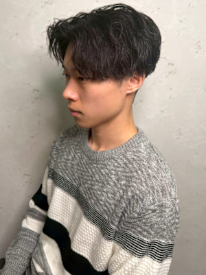 センターパート ツイスパ ツーブロックマッシュ 黒髪 20代