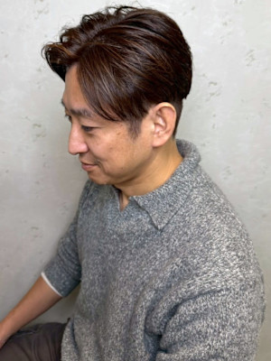 ブラウンカラー センターパート ツーブロック 刈り上げ