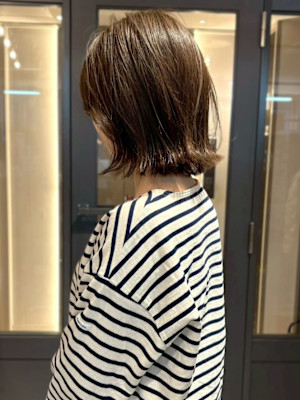 暗髪 オリーブベージュ 外ハネ ミディアムレイヤー 30代