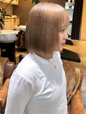 ケアブリーチ ハイトーン ホワイトベージュ ミニボブ 20代