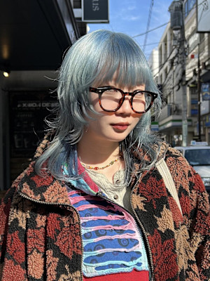 透明感ブルー×ウルフレイヤーで個性派おしゃれに