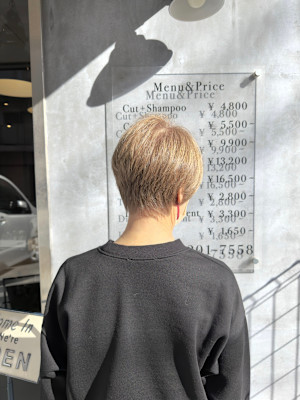 透明感ベージュの白髪ぼかし×大人上品な丸みショート