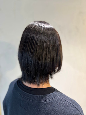 首元をすっきり見せ、表面に丸みを持たせたショートボブ