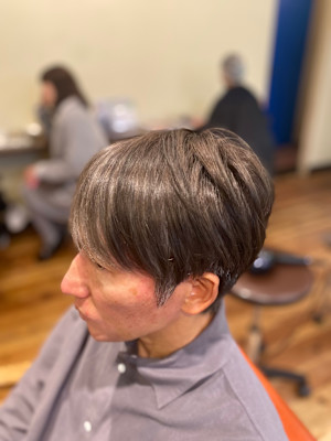 白髪を活かしたメンズショートスタイル